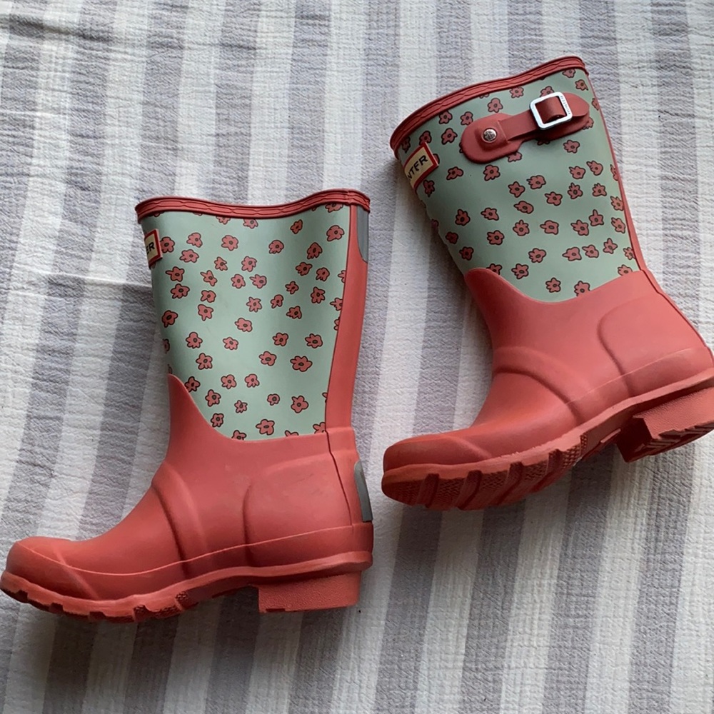 Kid’s Hunter Festival Floral wellies rain boots. Super cute great condition.
